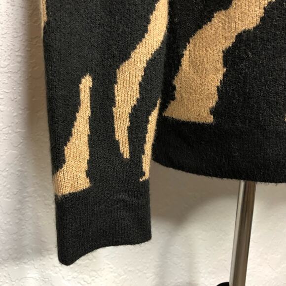 Soft Surroundings black tan zebra stripe cowl neck sweater size Medium - Picture 13 of 14